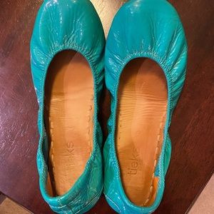 Size 7 Turquoise Tieks